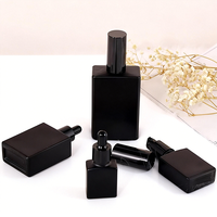 Flacon pulvérisateur en verre noir mat de 50 ml avec logo sérigraphié personnalisé, bouchon brumisateur, forme plate, pour sérum de soin de la peau et gouttes pour les yeux