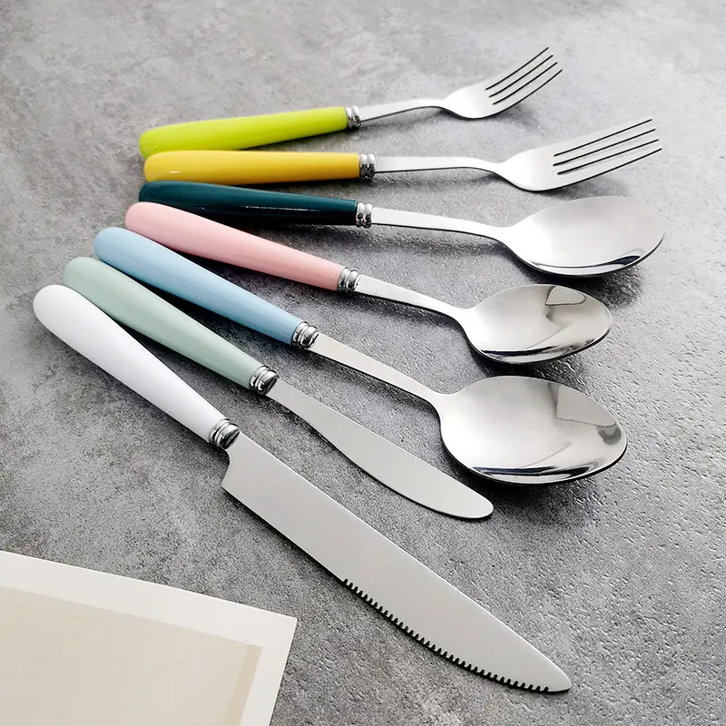 All'ingrosso della fabbrica di colore multiplo domestico in acciaio inox set di forchetta cucchiaio coltello per la cucina