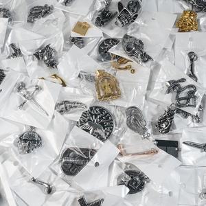 Pendentifs et breloques multi-styles en acier inoxydable 316 L, styles aléatoires, grandes ventes en stock, directement de l'usine - Product Image 2