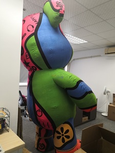 2/2ตัวละครการ์ตูนเป่าลมขนาด6เมตร, ชุดมาสคอตหมีมืดมนสีผสมสำหรับงานปาร์ตี้ที่สนุกสนาน - Product Image 5