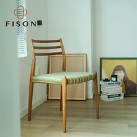 Chaise de salle à manger artisanale en bois massif avec dossier à lattes et assise en tissu tissé rayé, style intemporel, mobilier sur mesure pour villa