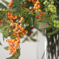 Fleurs décoratives artificielles : fruits rouges et oranges simulés, feuilles vertes, tiges de houx en plastique pour arrangements de vase à la maison et au jardin
