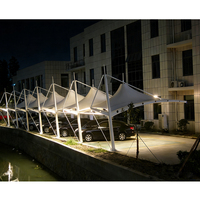 Auvent de stationnement cantilever au design moderne résistant au vent, structure tendue en PVC, abri de voiture durable et imperméable pour parking