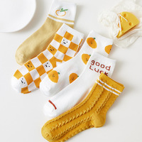 5 paires d'un paquet de femmes Tube moyen automne dessin animé fruits Orange chaussettes fille chaussette collège vent chaussettes en gros