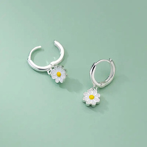 Orecchini a fiore di margherita smaltati da donna, gioielli quotidiani in stile fresco forestale - Product Image 6