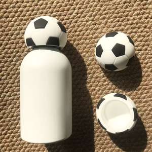 Juego de Tapas para Botellas de Agua con Diseño de Balón de Fútbol de Silicona PAISEN, un Accesorio Deportivo Genial <span class=keywords><strong>que</strong></span> Convierte tu Botella de Agua en un Tema de Fútbol - Product Image 1