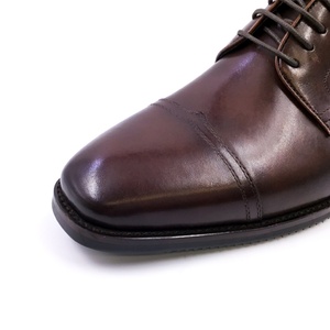 Chaussures pour hommes en cuir véritable de haute qualité, fabriquées à la main en Italie, design classique brun, logo personnalisé, design original. - Product Image 5