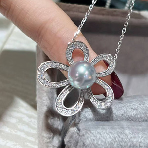 Colgante de Plata S925 con Perla en Forma de Flor, Perla Akoya Gris Casi Redonda de 8-8.5mm, Colgante de Perla con Acabado Impecable y Elaboración Artesanal - Product Image 4