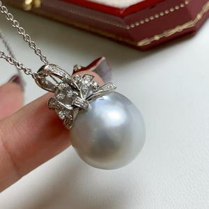 จี้ไข่มุกเซาท์ซีบาร็อคสีขาวทอง 18K ประดับเพชรทรงโบว์ สำหรับผู้หญิง เครื่องประดับไข่มุกน้ำเค็มสุดหรู ของขวัญขายส่ง - Product Image 2