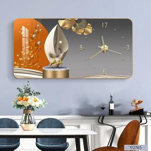 Horloge murale classique en porcelaine avec accents en cristal, horloge de luxe en porcelaine peinte avec motif de chat noir et vase, ambiance haut de gamme - Product Image 4