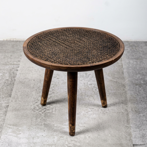 Ronde houten rieten tafel met messingpootjes, handgemaakt rustiek meubilair voor woonkamer, slaapkamer en entree. - Product Image 1