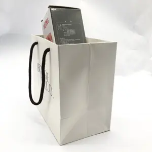 Sacchetto di carta riciclabile di acquisto di stampa di Logo su ordinazione di qualità dell'oem 2021 con la maniglia