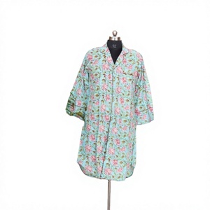 Blusa de punto de algodón con estampado floral digital hecho a mano para mujer india, ecológica, transpirable, lavable, con botones, para limpieza en seco, informal, para fiesta - Product Image 1