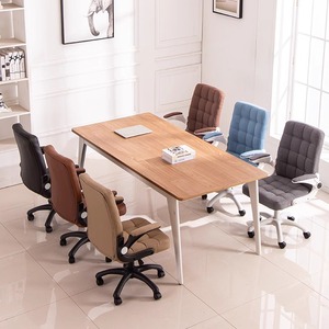Silla de oficina giratoria con altura ajustable para uso en el hogar, oficina o estudio, de cuero marrón con reposabrazos fijos. - Product Image 4