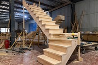 Escalier en bois courbé pour villa avec marches en bois massif et garde-corps en fer forgé