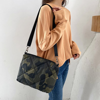 Tas Selempang Wanita Berkapasitas Besar Bahan Nylon Kamuflase, Empuk, Ringan, Ramah Lingkungan, Model Quilted Puffer, Dilengkapi Resleting