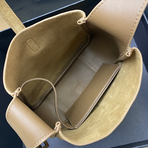 กระเป๋าดีไซเนอร์ที่มีผิวมันวาว ใช้งานได้หลากหลาย หรูหรา มีสไตล์ และประณีต - Product Image 2