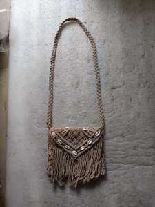 Sac bandoulière beige en crochet avec fermeture boutonnée et accent pompon pour les voyages décontractés - Product Image 1