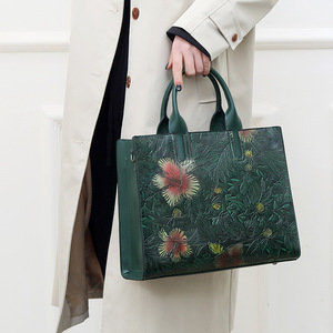 Nuevo estilo de moda con patrón en relieve para mujer, a la moda PU bolso de cuero, bolsos de mano grandes con flores en la parte delantera del bolso - Product Image 2