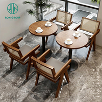Ensemble table et chaises carrées en chêne stratifié sur mesure pour hôtels modernes, pizzerias, salons de thé, cafés et mobilier d'hôtellerie