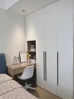 Armoire intégrée murale en bois mat crème pour chambre et bureau, avec multiples rangements et miroir