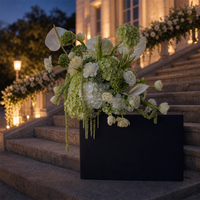 Bola Bunga Hydrangea Hijau Burgundy Ramah Lingkungan yang Elegan dengan Sentuhan Alami untuk Upacara Pernikahan di Gereja Dalam Ruangan dengan Pita Gantung