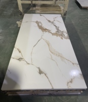 Tablero de PVC UV de Alto Brillo con Acabado Mármol, 1220x2440mm, 3mm, Impermeable, Resistente al Fuego, Revestimiento de Plástico Tipo Piedra para Renovación de Interiores Comerciales