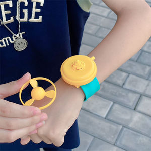 Bambini divertenti giocattolo per interni all'aperto orologio da polso bracciale piccolo disco volante rotante in plastica - Product Image 3
