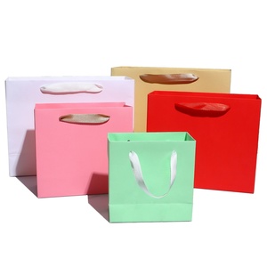 Bolsa de Regalo de Papel de Lujo Personalizada Reciclada, Bolsas de Papel Impresas Personalizadas en Rojo Chino con Cinta - Product Image 1