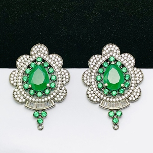 Boucles d'oreilles faites à la main en forme de grappe d'émeraude Boucles d'oreilles de mariée en vert émeraude pour les mariées et les occasions spéciales - Product Image 3