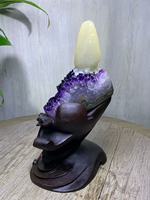 Grappe d'améthyste naturelle avec tour de calcite jaune, spécimen sculpté à la main, support en bois massif en forme de main, cristal de quartz rare, minéral.