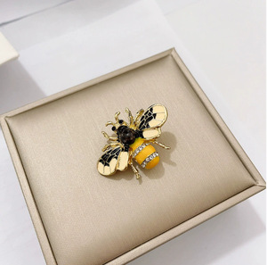 Broche de Abeja Adorable Chapado en Oro con Hebilla Decorativa Multifunción para Mujeres y Hombres - Regalo para Bodas/Fiestas de Compromiso - Product Image 4