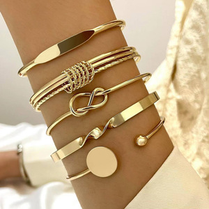ชุดกำไลข้อมือสตรีสแตนเลสสตีลชุบทอง 18K ดีไซน์ทันสมัย ประดับลูกปัดแบบคิวบัน ดีไซน์ไม่สมมาตร แบบซ้อนชั้น - Product Image 6