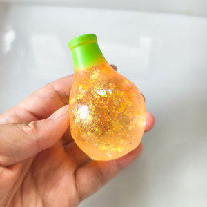 Juguete Antiestrés de TPR con Forma de Botella de Perfume, con Polvo Dorado, para Regalo - Product Image 4