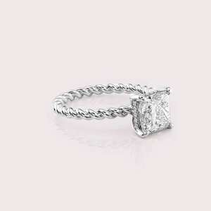 Bague solitaire en diamant de laboratoire taille princesse avec bande torsadée en or blanc/rose/jaune 18 carats - Product Image 2