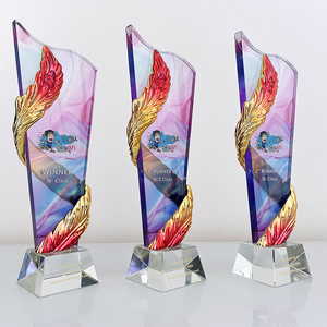 Trofeo <span class=keywords><strong>de</strong></span> cristal óptico con impresión a todo color <span class=keywords><strong>de</strong></span> plumas <span class=keywords><strong>de</strong></span> resina <span class=keywords><strong>rosa</strong></span> dorada, 2017 - Product Image 1