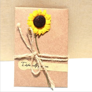 Carte de vœux vintage en papier kraft 18x12cm faite à la main avec fleurs séchées, enveloppe en corde de <span class=keywords><strong>chanvre</strong></span>, tournesol, œillet, rose, personnalisable - Product Image 3