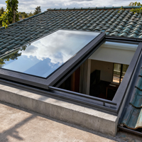 Grande fenêtre coulissante à battant pour salles de bain ensoleillées, avec capteur motorisé, cadre en aluminium, insonorisation efficace, design électrique populaire