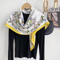 Foulard en soie à bordure beige et motif floral, imprimé roses vintage, carré - Accessoire chic avec bordure bleue