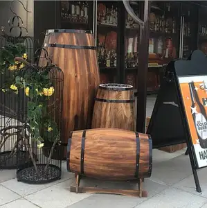 Barril grande de madeira para decoração