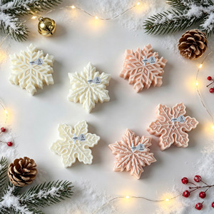 Bougie parfumée flocon de neige 3D faite à la main, bougie décorative de Noël pour décoration intérieure de fêtes - Product Image 2