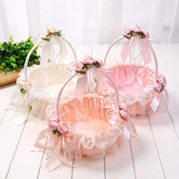 Keranjang Rotan Anyaman Tangan Romantis yang Dapat Dilepas dengan Pita Renda, Mutiara, dan Bunga untuk Dekorasi Pesta Pengiring Pengantin