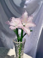 Cadeaux d'entreprise pour la Fête des Mères : Fleur de lys en verre soufflé artisanal transparent, élégante décoration florale pour la maison, idéale pour la présentation dans le salon, l'intérieur de boutique et la table de mariage.