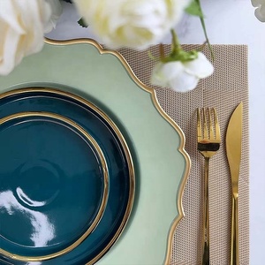 Assiettes de chargeur en plastique, décorations et événements de fête de mariage irrégulières, en vert et blanc, <span class=keywords><strong>bord</strong></span> doré, 13 pouces - Product Image 4