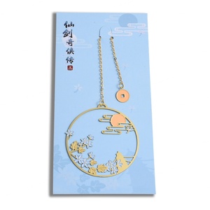 Marcapáginas Metálico Dorado con Diseño Hueco Personalizado por Sublimación, con Colgante, Diseño Único Promocional - Product Image 2