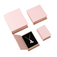 Boîtes d'emballage pour bijoux en carton blanc avec logo doré, ruban rose, tiroir et système de tirage multifonctionnel Evoluderm Yameyok