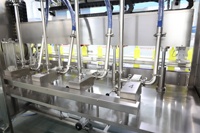 Machine de remplissage linéaire à piston servo pour crèmes, pommades, gels, pâtes visqueuses, bouteilles, pots, désinfectants liquides et détergents en plastique