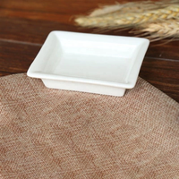 Assiettes en céramique blanches pures, design irrégulier, petites coupelles pour sauce soja, vinaigre, condiments, cornichons, pour restaurants et hôtels (vente en gros)