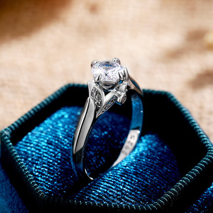 Anello di Fidanzamento Classico a Quattro Punte con Zirconi per Donne, Gioiello Elegante e Scintillante - Product Image 3