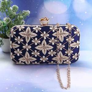 Sac à main pour femmes en broderie zari, pochette en broderie indienne, sac à main élégant en velours fait à la main et cadeau unique, produit de la marque Balk - Product Image 2